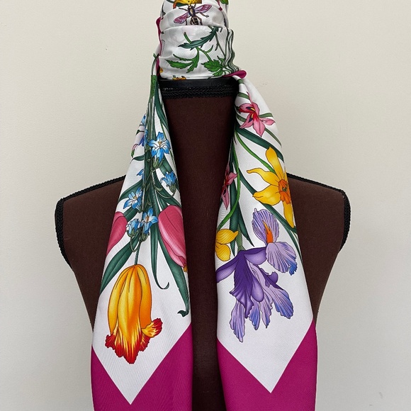 Display Gucci Scarf Flora Print Multicolor Pink Border Silk Wrap with Defect - Picture 10 of 13